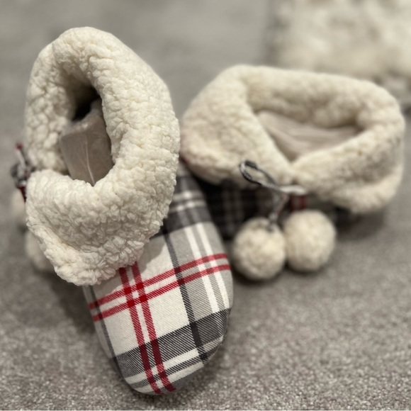 Pottery Barn • Red Plaid • Cozy Sherpa Slippers • Size Large - Picture 2 of 5